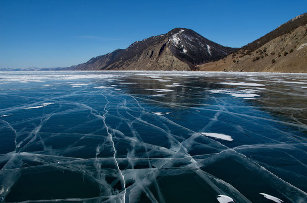 Russia. Amazing the transparency of the ice of lake Baikal due to the lack of snow and extreme cold in the winter. - Foto, imagen