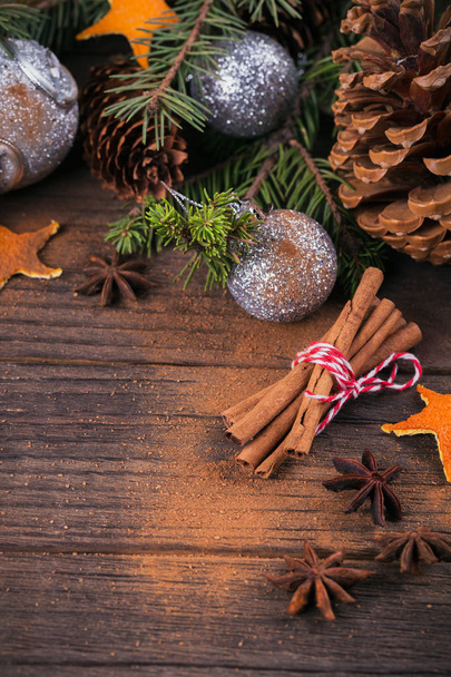 Baharat ve Noel dekorasyonu ile taze mandalina - Fotoğraf, Görsel