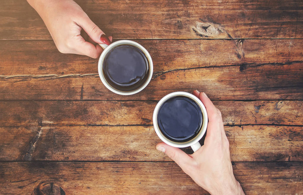 Чашки з кавою в руках чоловіків і жінок. Вибірковий фокус
. - Фото, зображення