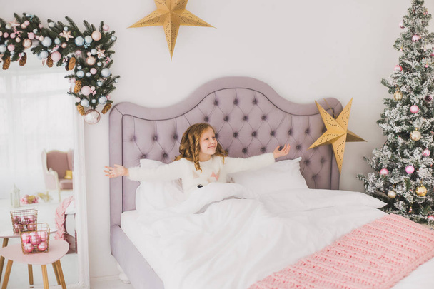 divertente bambina la mattina di Natale in bianco interno casa
 - Foto, immagini