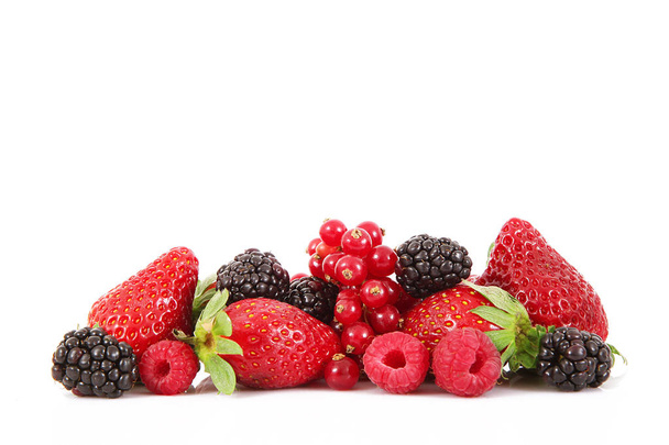 bagas de frutas no fundo branco
 - Foto, Imagem