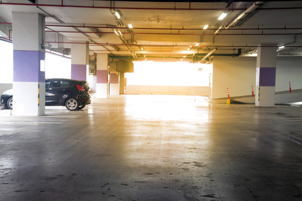 Parking intérieur intérieur garage dans un immeuble d'appartements ou dans
  - Photo, image
