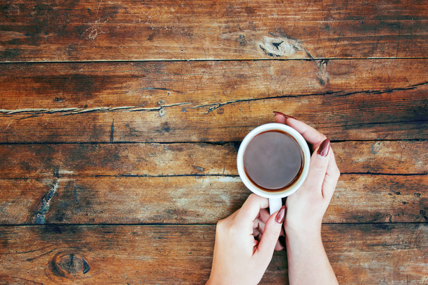 Csésze tea a férfiak és nők kezében. Szelektív összpontosít. - Fotó, kép