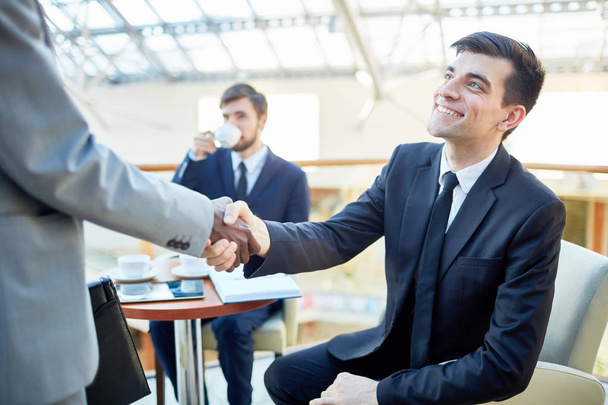 Handshake úspěšné bankéře nebo právníci před schůzkou - Fotografie, Obrázek