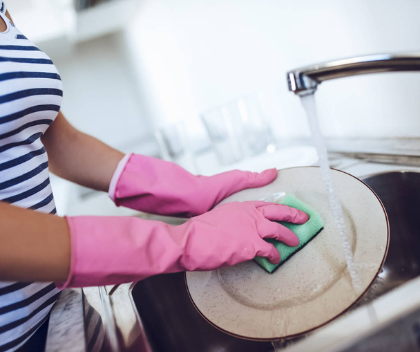 Jovem mulher está fazendo limpeza em casa
 - Foto, Imagem