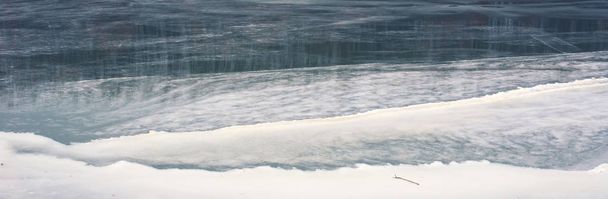 fagyasztott folyó télen - Fotó, kép