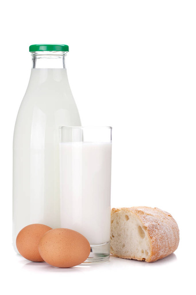 Botella de leche, vidrio, huevos y pan aislados sobre fondo blanco
 - Foto, Imagen