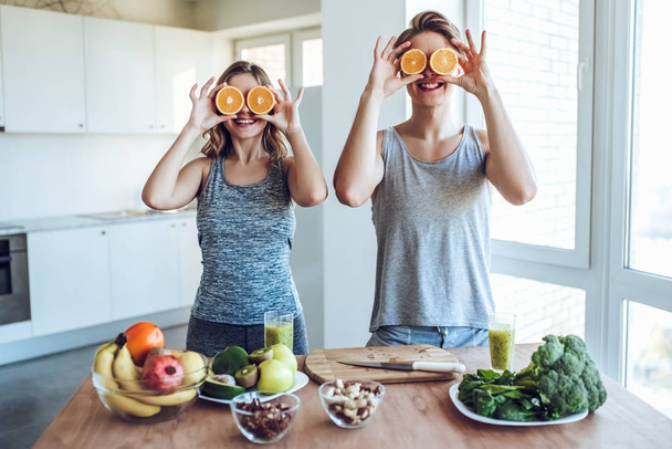 Sporty couple with healthy food - Fotografie, Obrázek