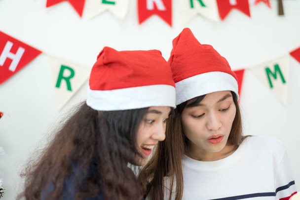 Zwei Asia Frau Überraschung beim Öffnen gold Geschenk-Box bei Weihnachtsparty - Foto, Bild