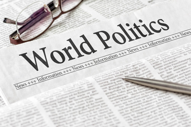 Μια εφημερίδα με τον τίτλο της παγκόσμιας πολιτικής - Φωτογραφία, εικόνα