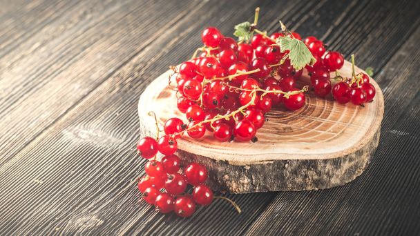 red currant berry on black wood boards - 写真・画像