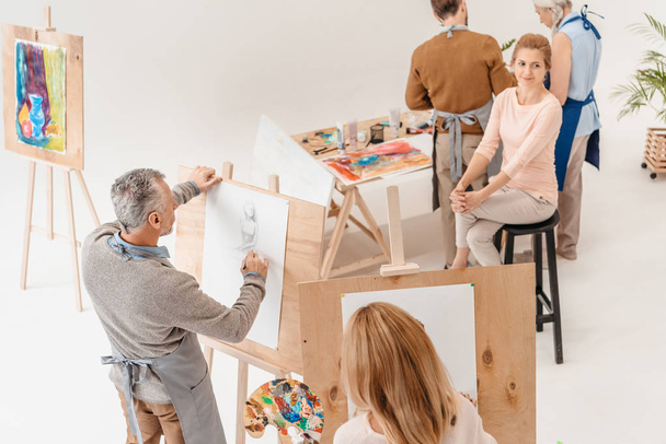 vysoký úhel pohledu starší studenti malířské stojany na ast – třída - Fotografie, Obrázek