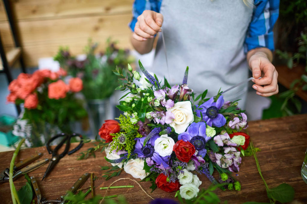 frischer Blumenstrauß wird vom Floristen gebunden - Foto, Bild