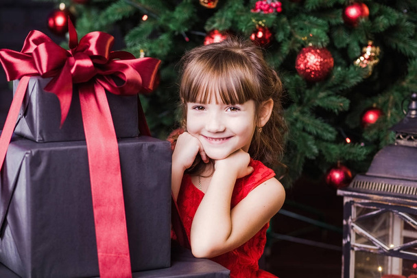 bonito sorrindo menina com caixas de presente
 - Foto, Imagem