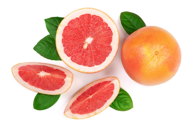 Grapefruit en segmenten met bladeren geïsoleerd op witte achtergrond. Bovenaanzicht. Plat lag patroon - Foto, afbeelding