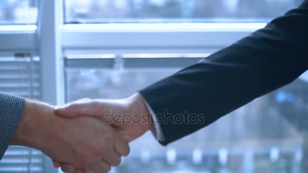 ビジネス上の取引。人々 は握手を交わしています。 - 映像、動画