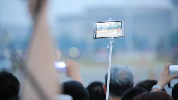 スマート フォン、有名なランドマークや中国で人気の観光スポットで写真を撮る観光客を後ろから表示します。人々 の手は路上で写真を撮る - 映像、動画