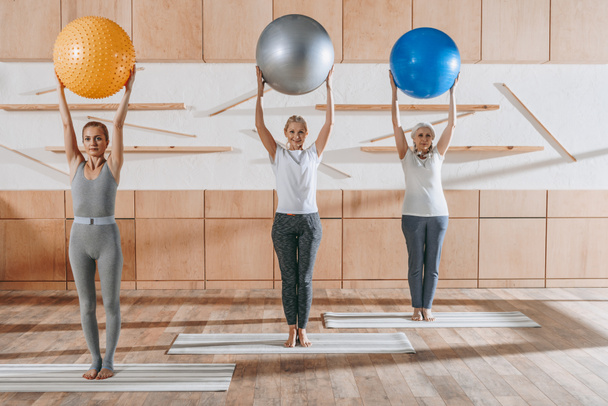 grupo de personas mayores haciendo ejercicio con pelotas de fitness en el estudio
 - Foto, imagen