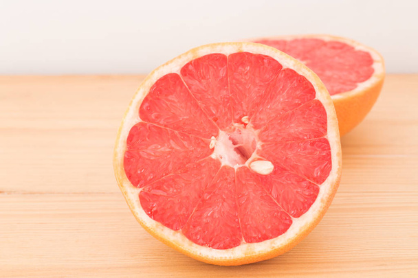 Половина органічних грейпфрутів
  - Фото, зображення