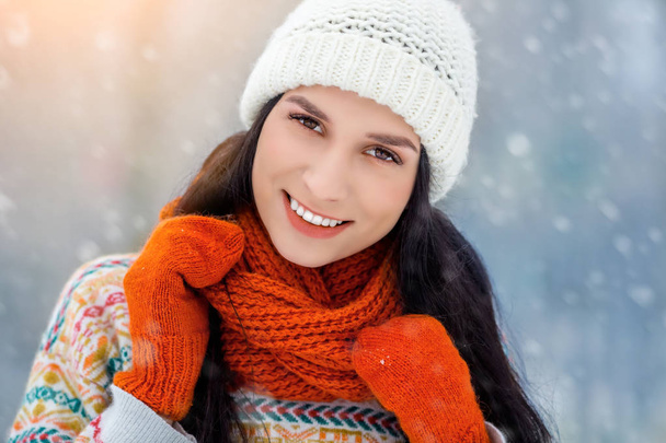 Portret młodej kobiety zima. Piękno radosne Model Dziewczyna śmiechu i zabawy w parku zimowym. Piękna młoda kobieta na zewnątrz. Kontakcie z przyrodą, zima - Zdjęcie, obraz