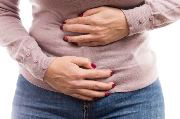 Mujer sosteniendo su barriga como problema doloroso del abdomen
 - Foto, imagen
