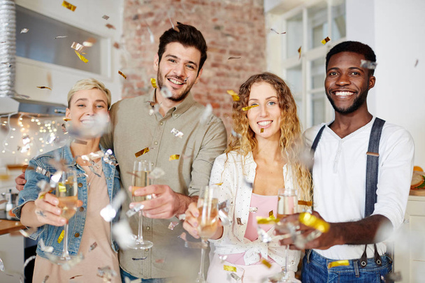 Casais alegres celebrando férias e brindando com champanhe na festa
 - Foto, Imagem