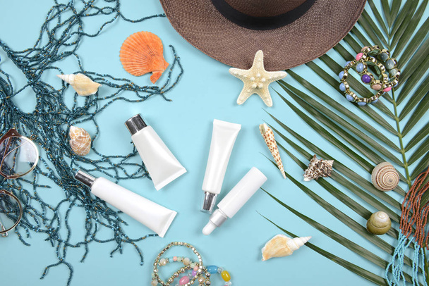 Nyári és fényvédő, szépség kozmetikai termék, bőr-ellátás és a nők kiegészítők a strandon. (Sun protection termék fogalma) - Fotó, kép