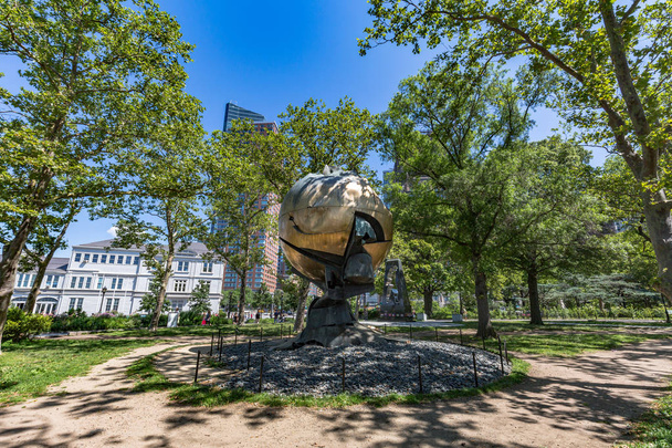 NEW YORK,USA - July 09,2017 : The Sphere sculpture, damaged duri - Foto, afbeelding