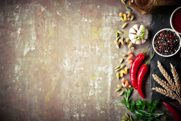 野菜と古い背景の台所付属品の組成のパスタ - 写真・画像