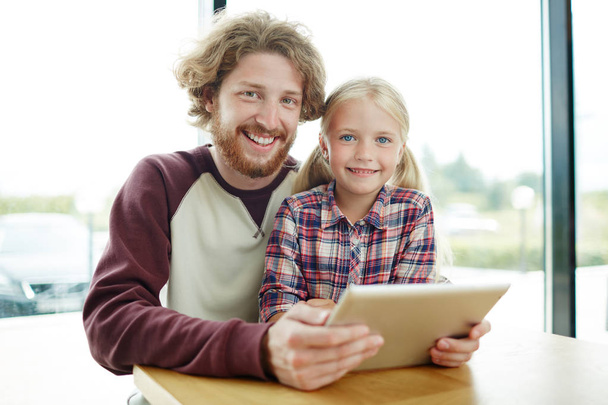 Padre e hija con tableta divirtiéndose en el ocio
 - Foto, Imagen