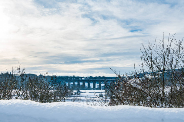 Viaduto ferroviário perto de Chirk no País de Gales com neve
 - Foto, Imagem