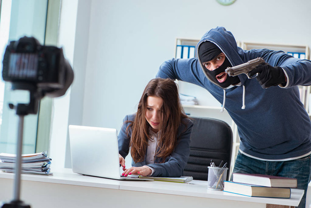 Criminale prendere donna d'affari come ostaggio in ufficio - Foto, immagini