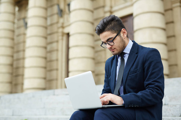 Безработный специалист ищет работу в интернете после окончания учебы
 - Фото, изображение