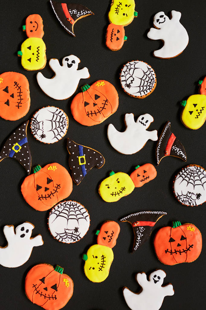 Halloween achtergrond met grappige cookies in vorm van ghost, pumpking, hoed en net - Foto, afbeelding