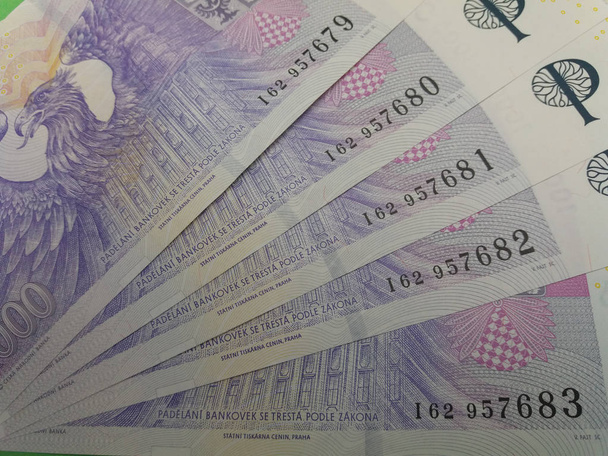 1000 Cseh korona bankjegyek pénz (Czk), valuta, Cseh Köztársaság - sorozat öt menta jegyzetek progresszív sorszám - Fotó, kép