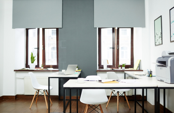 Interiér moderní prostorné otevřené kancelářské prostory bez lidí, osvětlena denním světlem - Fotografie, Obrázek
