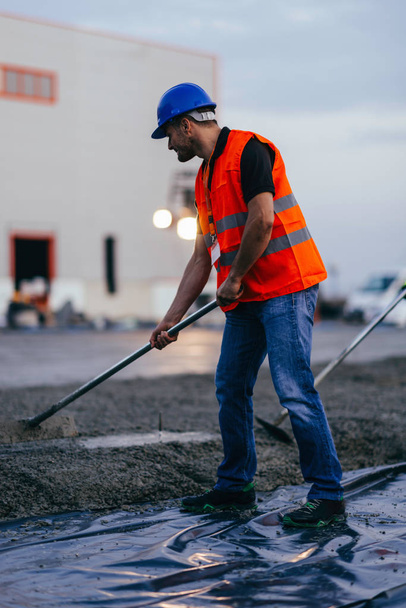 Handarbeiter nivellieren Beton - Foto, Bild