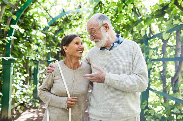 Успокаивающие пожилые люди, наслаждающиеся прогулкой по сельской местности или проведением выходных в природной среде
 - Фото, изображение