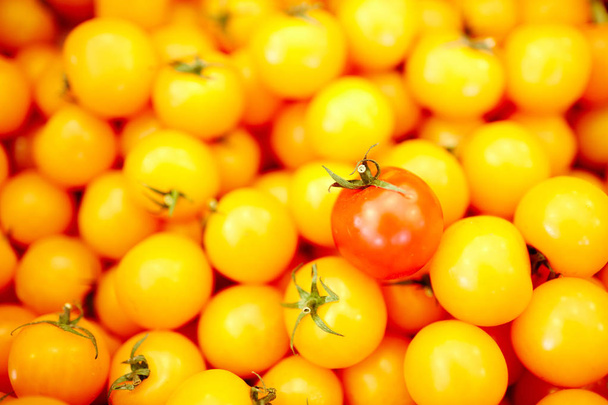 Rote und gelbe Tomaten im Haufen im Supermarkt verkauft - Foto, Bild
