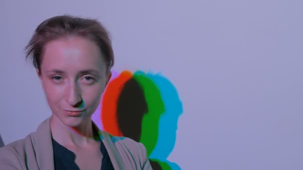 Portret van een vrouw met gekleurde schaduwen - Video