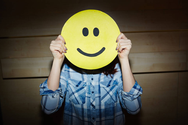 Başarılı kadın Tasarımcısı mutluluk emoji maskesi loş odada, bel, dikey duran gülümseyen yardımıyla ifade - Fotoğraf, Görsel