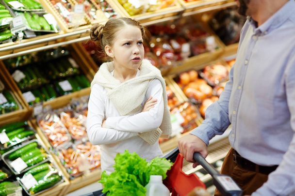 Azt kérdezi az apja valami finom szupermarketben vásárolni szeszélyes gyermek - Fotó, kép