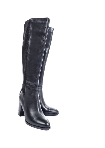 Ženská kolena vysoké černé kožené boty izolované na bílém - Fotografie, Obrázek