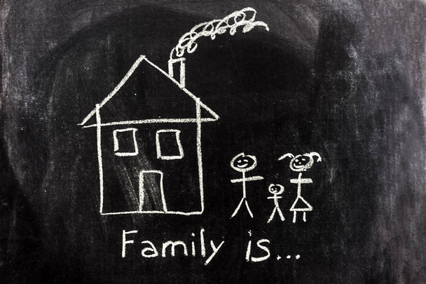 Дом и простой набросок маленькой семьи с отцом, матерью и ребенком, нарисованный на доске
 - Фото, изображение