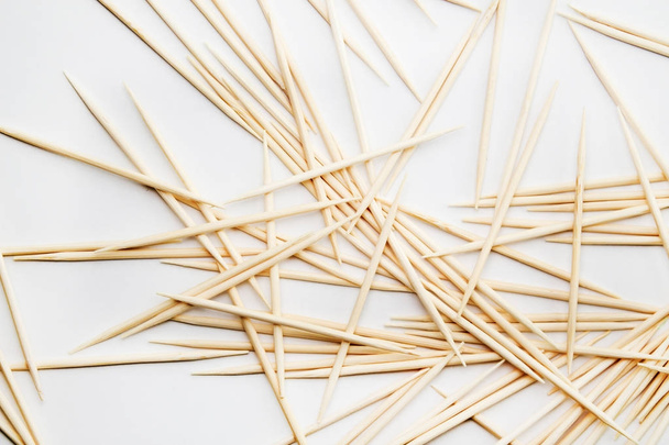 toothpicks on a white background - Foto, afbeelding