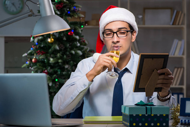 Geschäftsmann arbeitet an Heiligabend spät im Büro - Foto, Bild