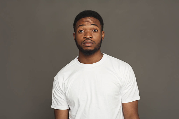 Expressões faciais surpresas, homem negro
 - Foto, Imagem