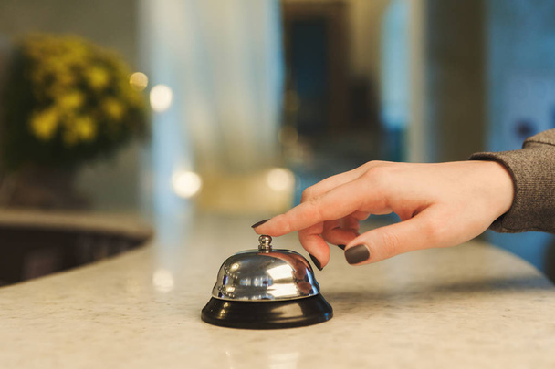 Жінка дзвонить служба прийому готелів дзвонить крупним планом
 - Фото, зображення