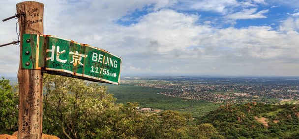 Gaborone city, Botswana yakınındaki tepede Pekin'e tabelasını - Fotoğraf, Görsel