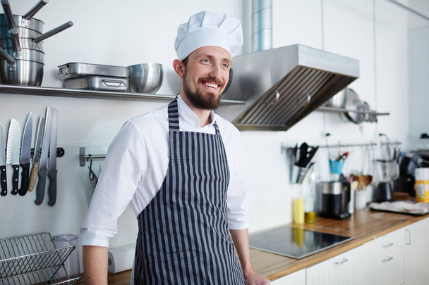 Χαμογελώντας σεφ στην κουζίνα του τη δική του αρτοποιείου - Φωτογραφία, εικόνα